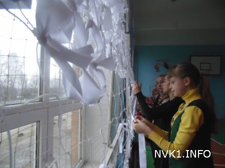 Школярі Радивилівського НВК «Школа№1-гімназія» долучилися до акції з виготовлення маскувальної сітки для воїнів АТО.
