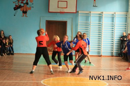 Товаристська зустріч з баскетболу між учнями та вчителями
